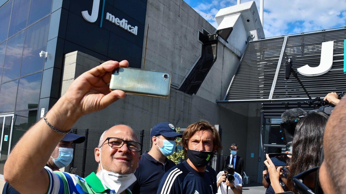 Andrea Pirlo (d), ahora como entrenador de Juventus, cuenta con el respaldo de la afición de ese equipo.