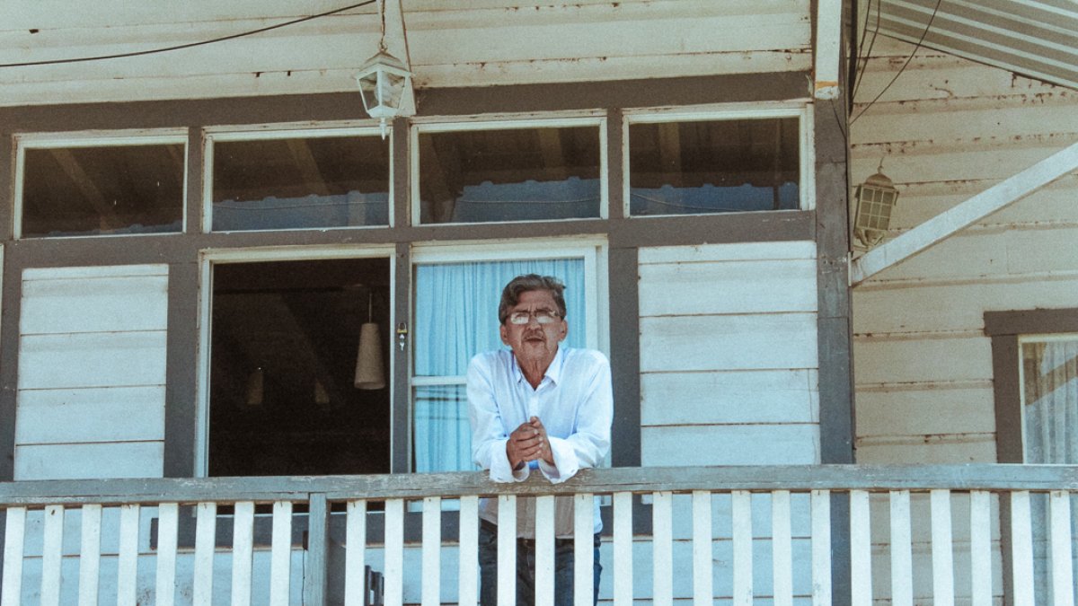 La poesía reunida del autor, nacido en 1958, se lanzará en septiembre.