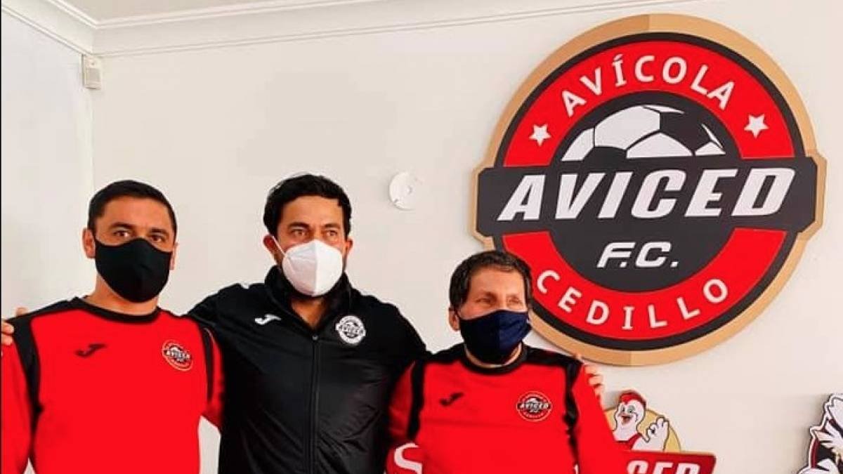 Jaime Iván Kaviedes (c) aún no debuta con su nuevo equipo, el Aviced.