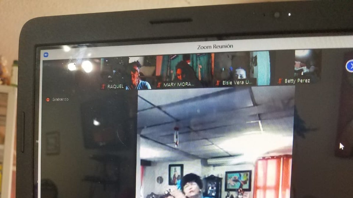 Un muestra de las clases que reciben por Zoom los jubilados.