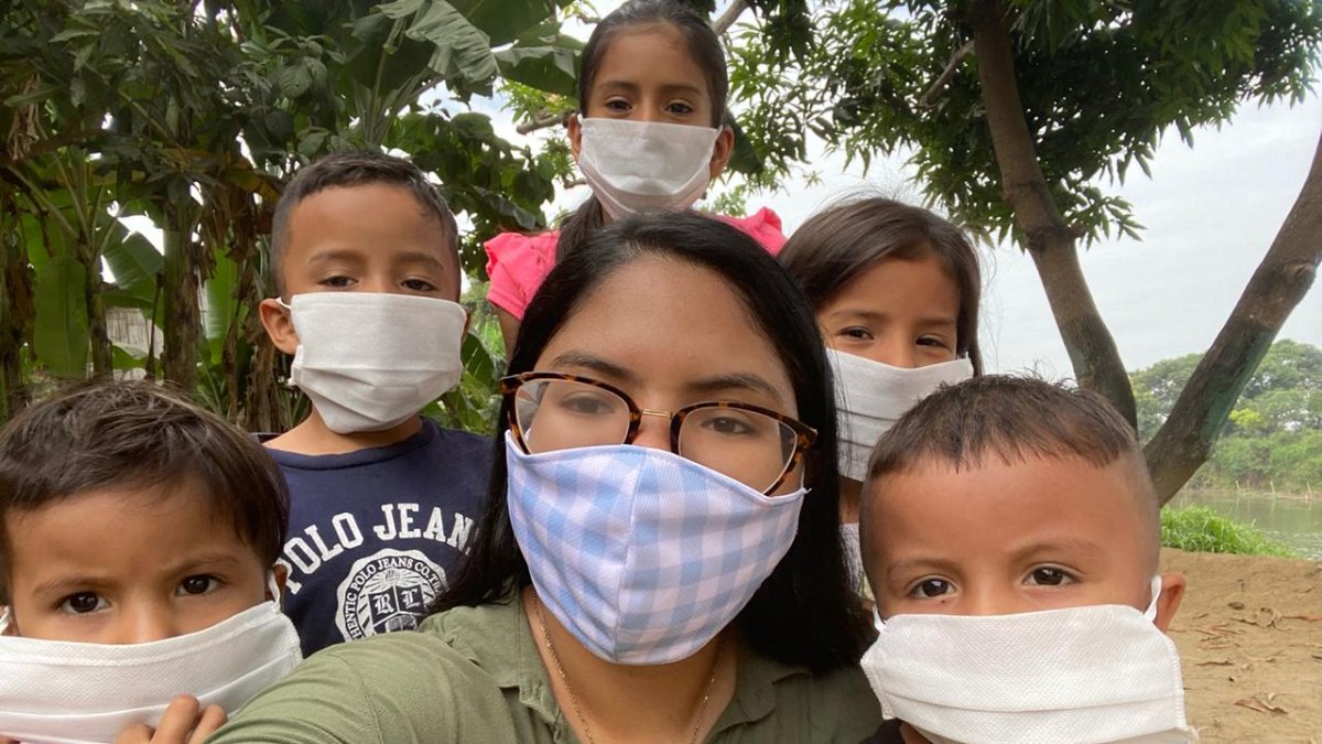 Camile González llegó con la campaña ‘Hermano ecuatorino seguro’, que consiste en la entrega de mascarillas.