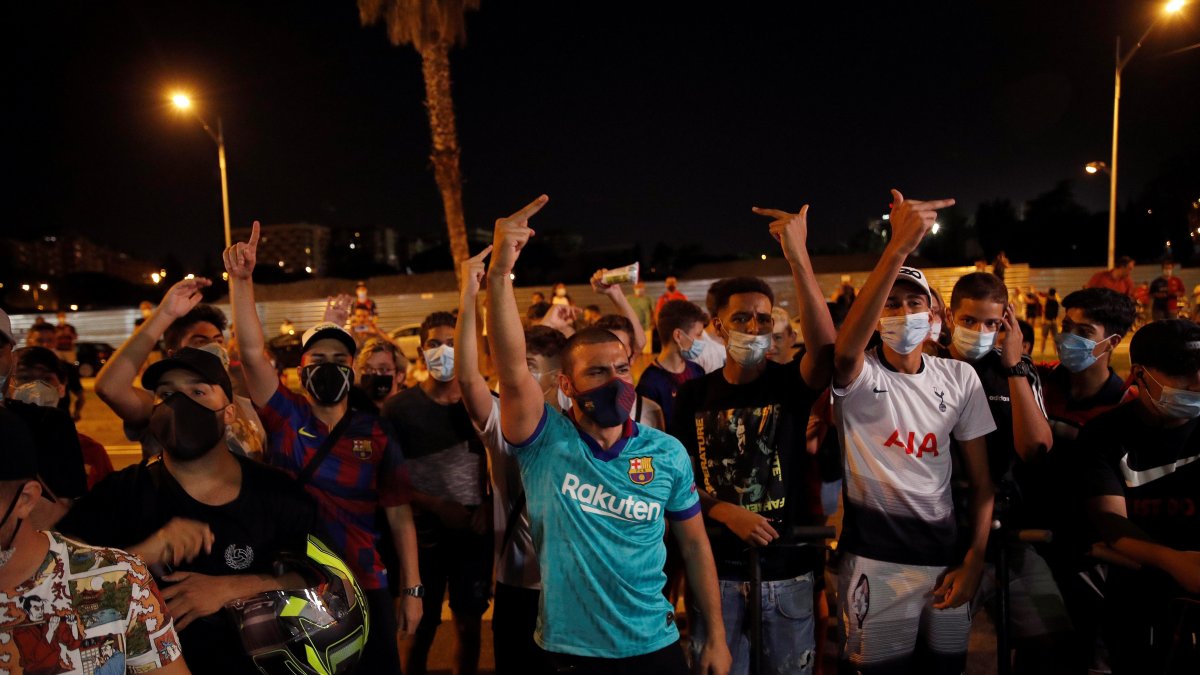 Un grupo de hinchas del FC. Barcelona protestaron contra la directiva por la decisión de Messi.