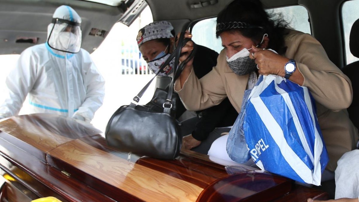 Familiares de Leopoldo contrataron una funeraria para que retire su cuerpo del laboratorio de Criminalística.