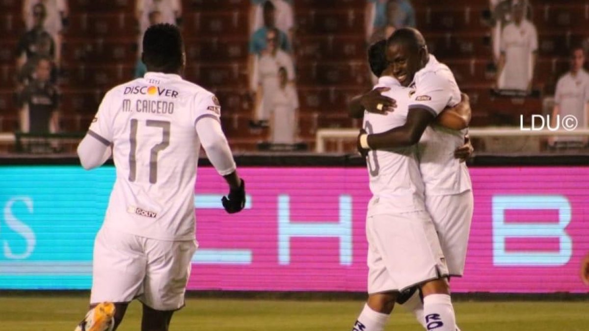 Moisés Corozo (i) es felicitado por sus compañeros de Liga de Quito tras marcar el gol del triunfo ante Delfín.