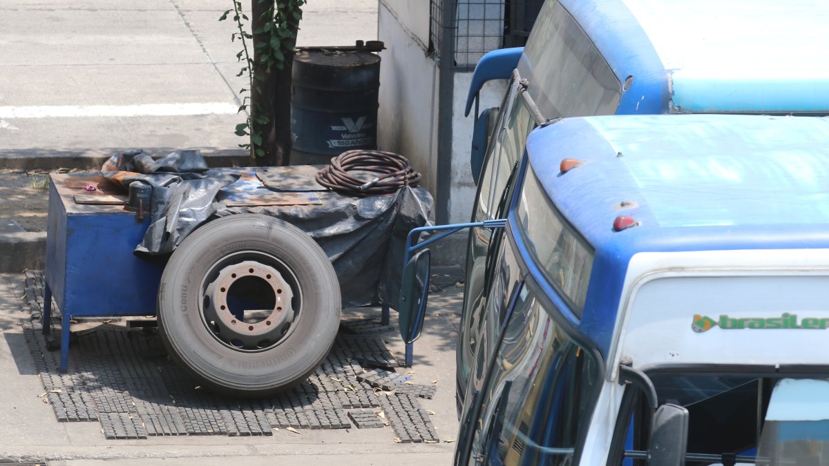 Crisis. Uno de los buses, despiezado para servir como repuesto.