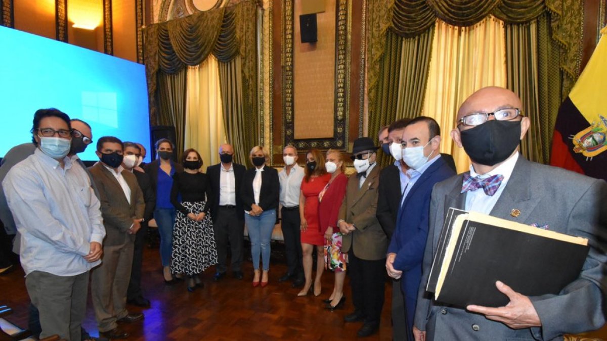 Encuentro. Los representantes del sector turístico durante una reunión con la alcaldesa Viteri, hace pocos días.