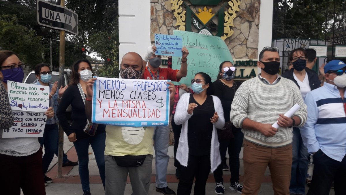 Los padres de familia del colegio realizaron un plantón en los exteriores del plantel.