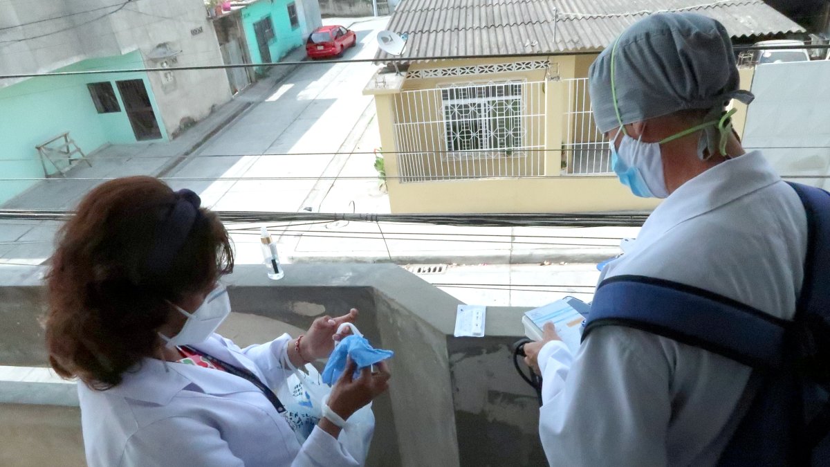 Los médicos en el proceso de realización de una prueba de COVID-19.