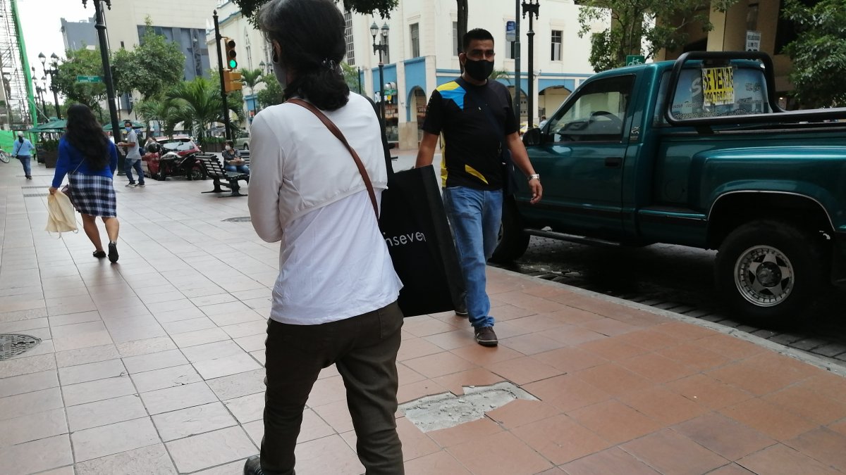 En la avenida 9 de Octubre y Chile se ve que faltan baldosas en la vereda.