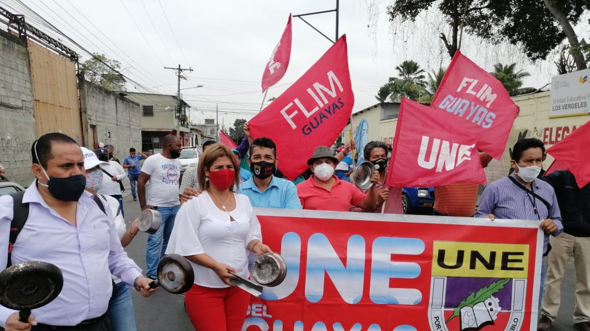 Con carteles y cacerolas, los maestros se apostaron en los exteriores del colegio Vergeles.
