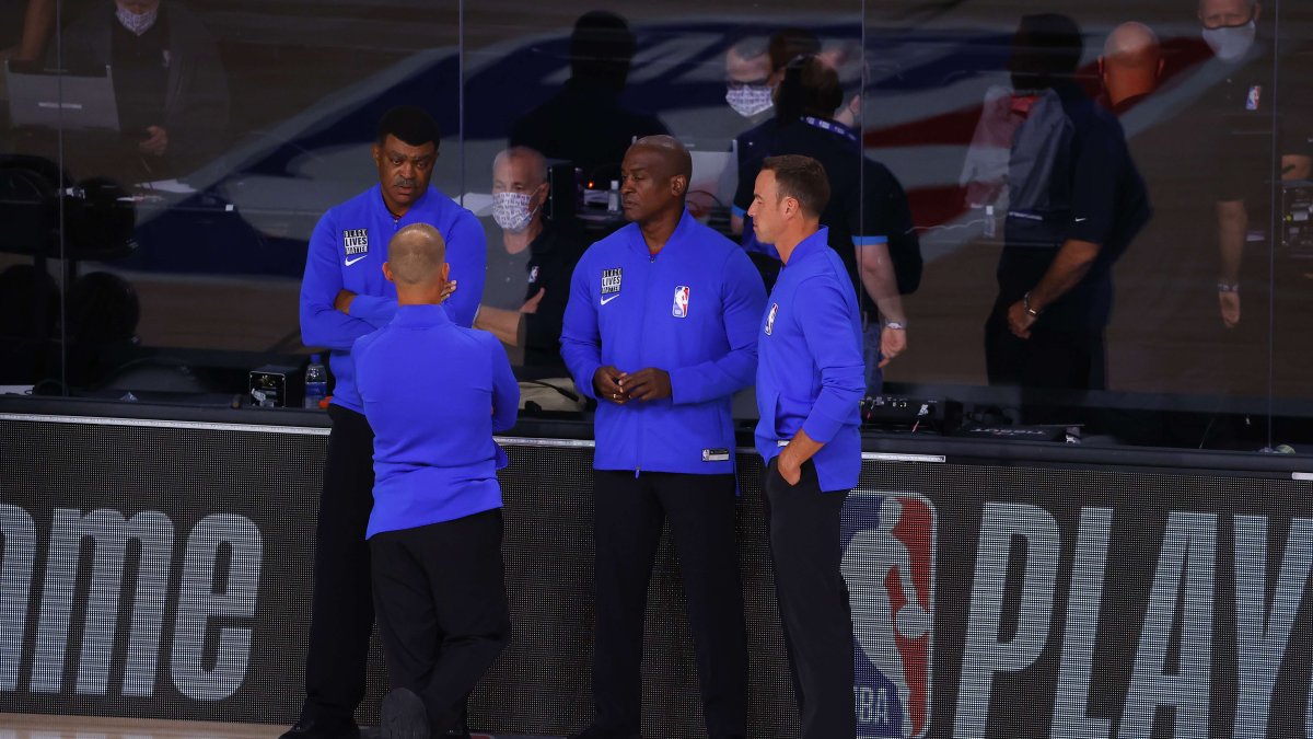 Los árbitros programados para el partido de los Orlando Magic- Milwaukee conversan ante la ausencia de los jugadores