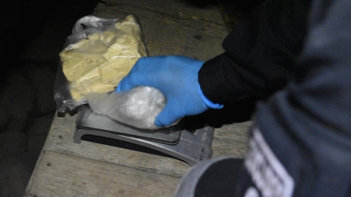 Pese a que tenían bien escondida los bloques de droga, la Policía encontró la ilegal sustancia.