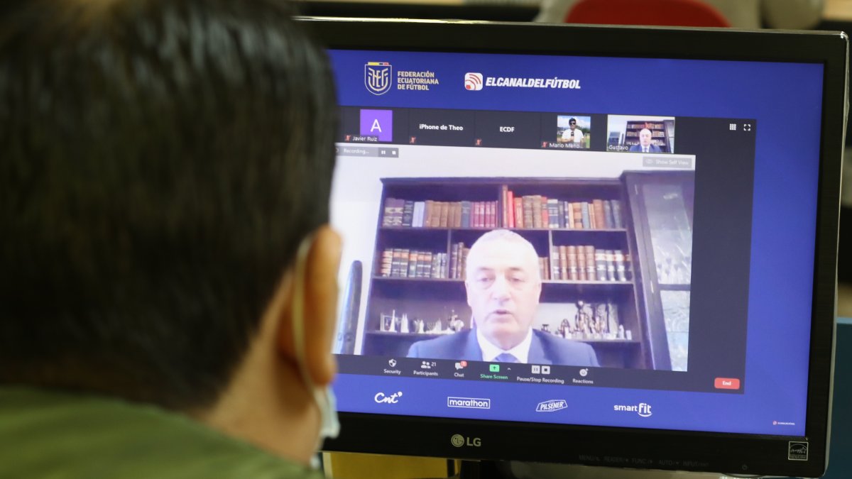 La presentación de Gustavo Alfaro se realizó por redes sociales. Allí se aclaró que su sueldo y el de su cuerpo técnico será de 1,6 millones de dólares al año.