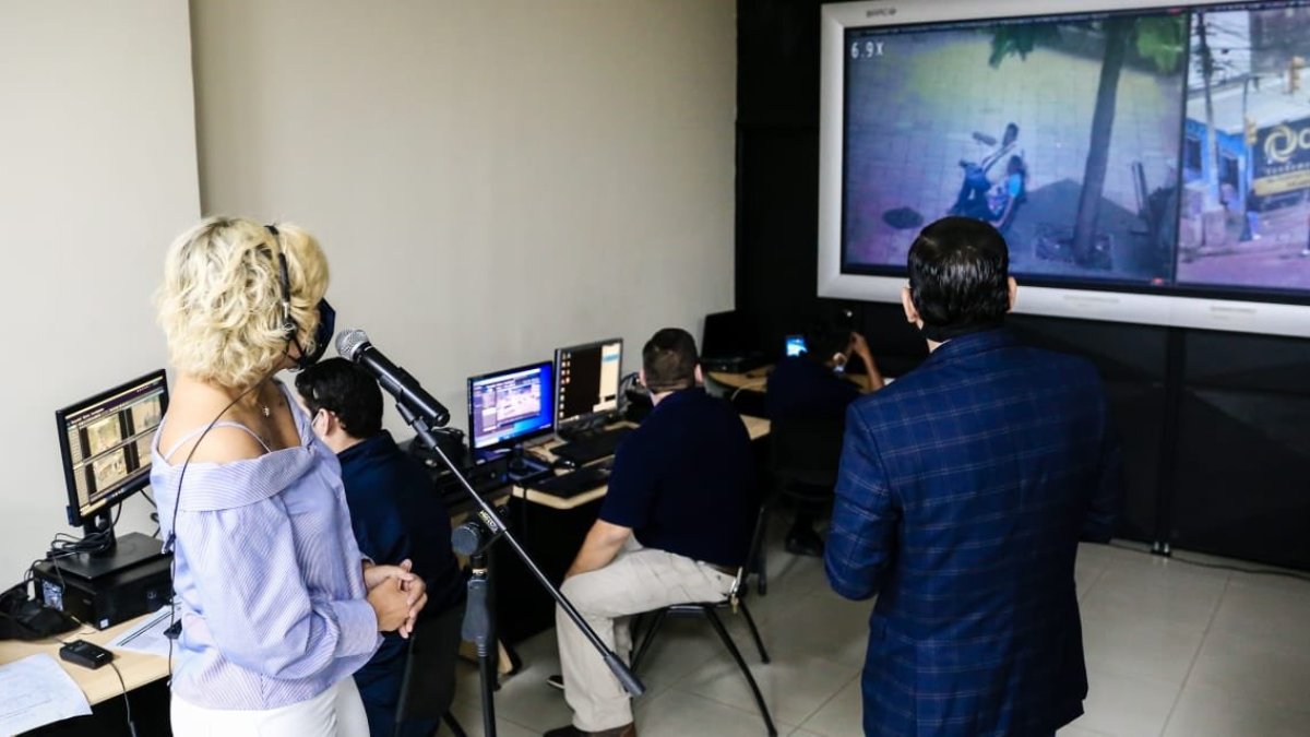 Hecho. La alcaldesa Cynthia Viteri comprobó las incidencias que llegan al sistema de videovigilancia.