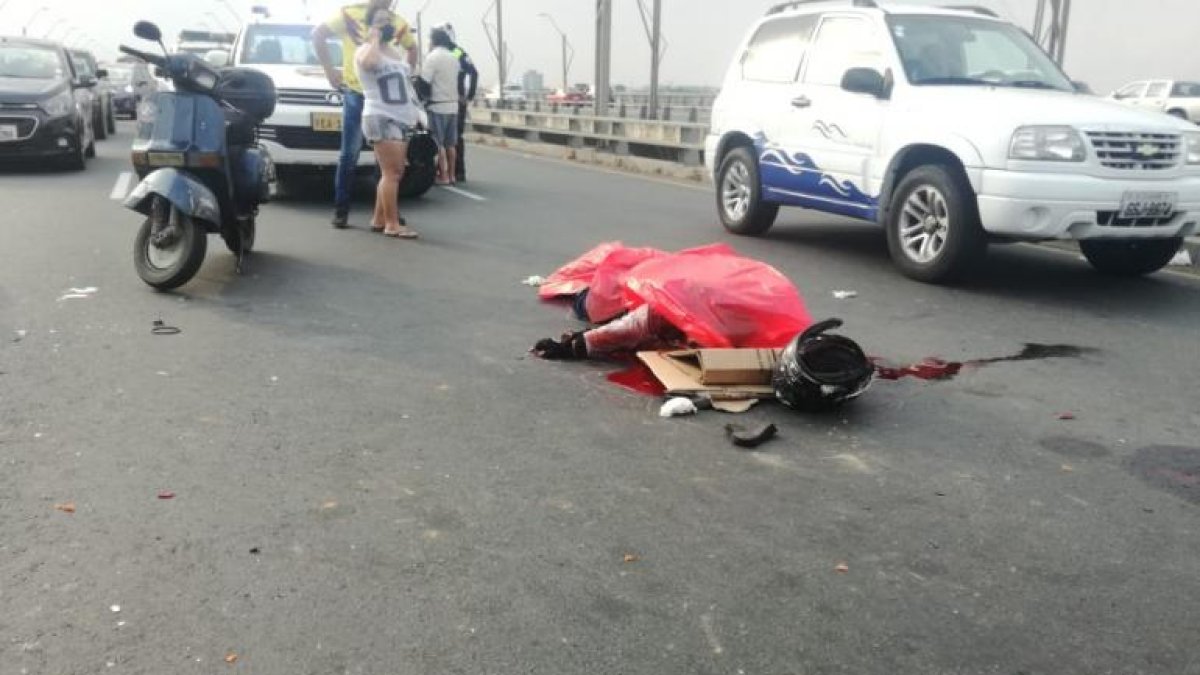 El cuerpo del fallecido quedó tendido sobre la calzada del puente de la Unidad Nacional.