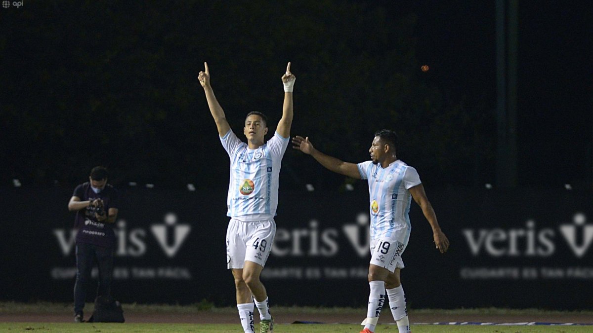 Los primeros 15 minutos mostraron a un equipo celestes, bien ubicado, no dejando que los amarillos hagan su juego.