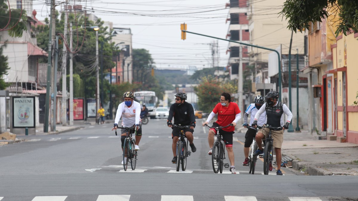 Atención. Los ciclistas recomiendan mirar a todos lados y estar atentos a las señales de tránsito antes de cruzar una vía.