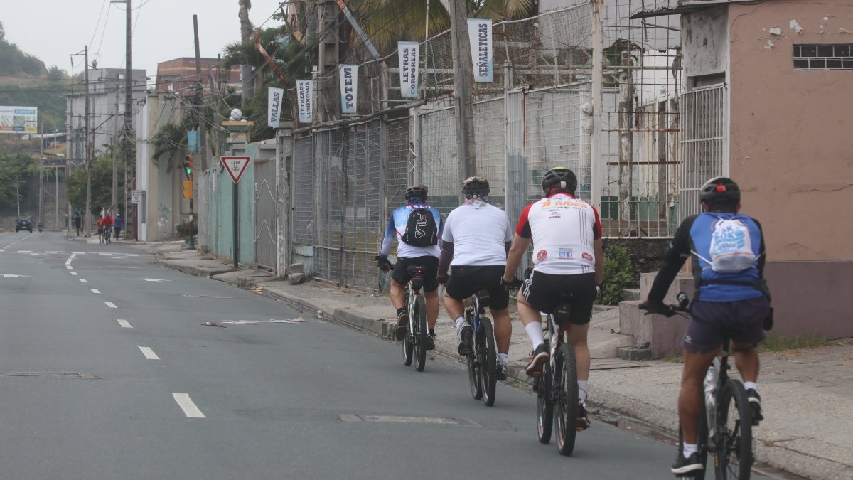 Hecho. Los ciclistas y expertos en movilidad hacen énfasis en la distancia que debe haber entre los biciusarios para evitar incidentes.