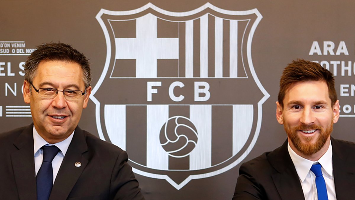 La reunión que el padre del jugador y su hermano habrpiua tenido hace dos díuas con la dirigencia, comandada aún por Josep María Bartomeu (i), habría resuelto la continuidad del astro argentino (d).