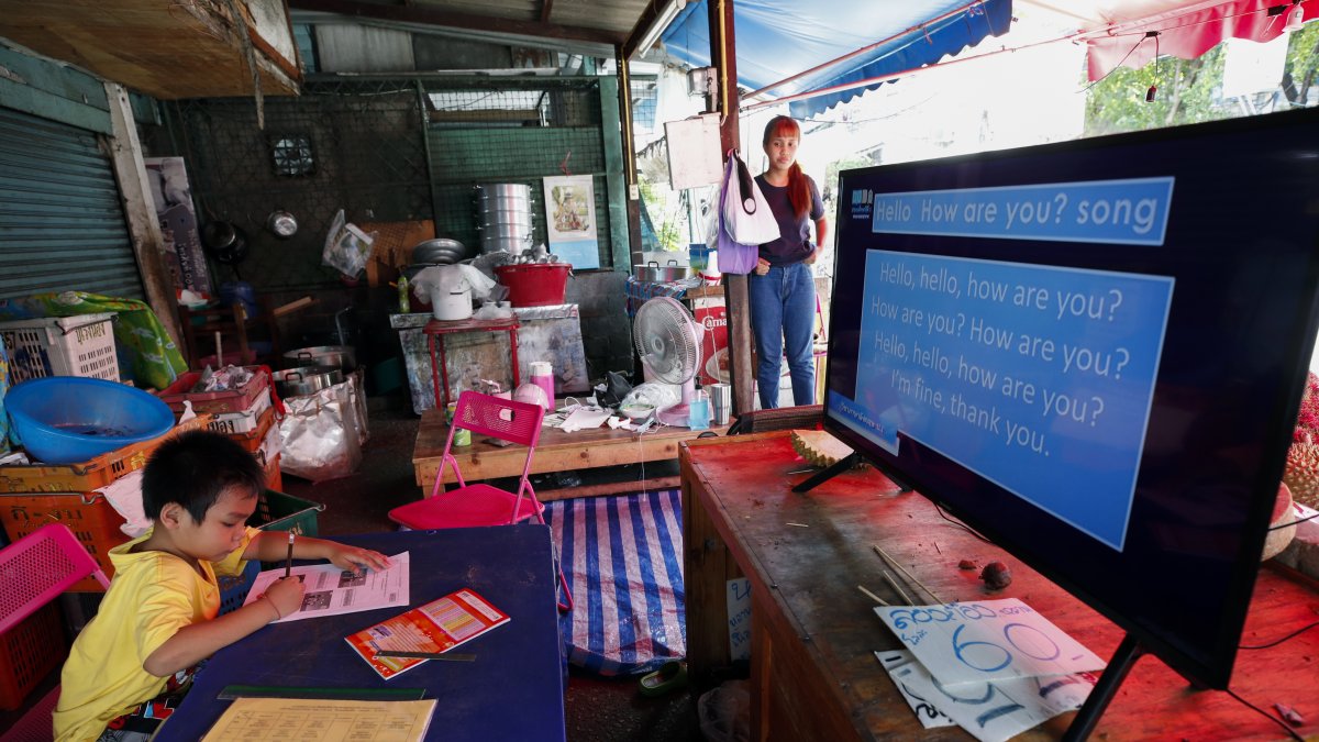 Un niño tomando clases por televisión. Su familia no cuenta con recursos suficiente para comprar herramientas tecnológicas.