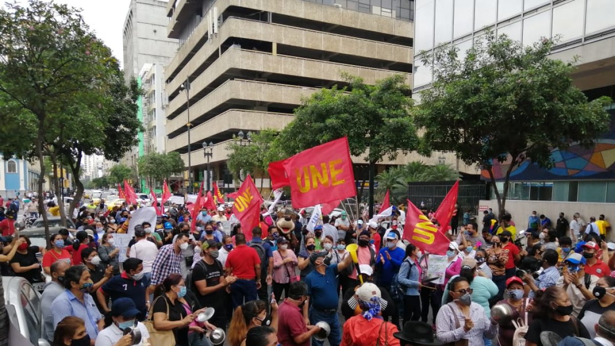Maestros salieron a protestar por sueldos impagos.