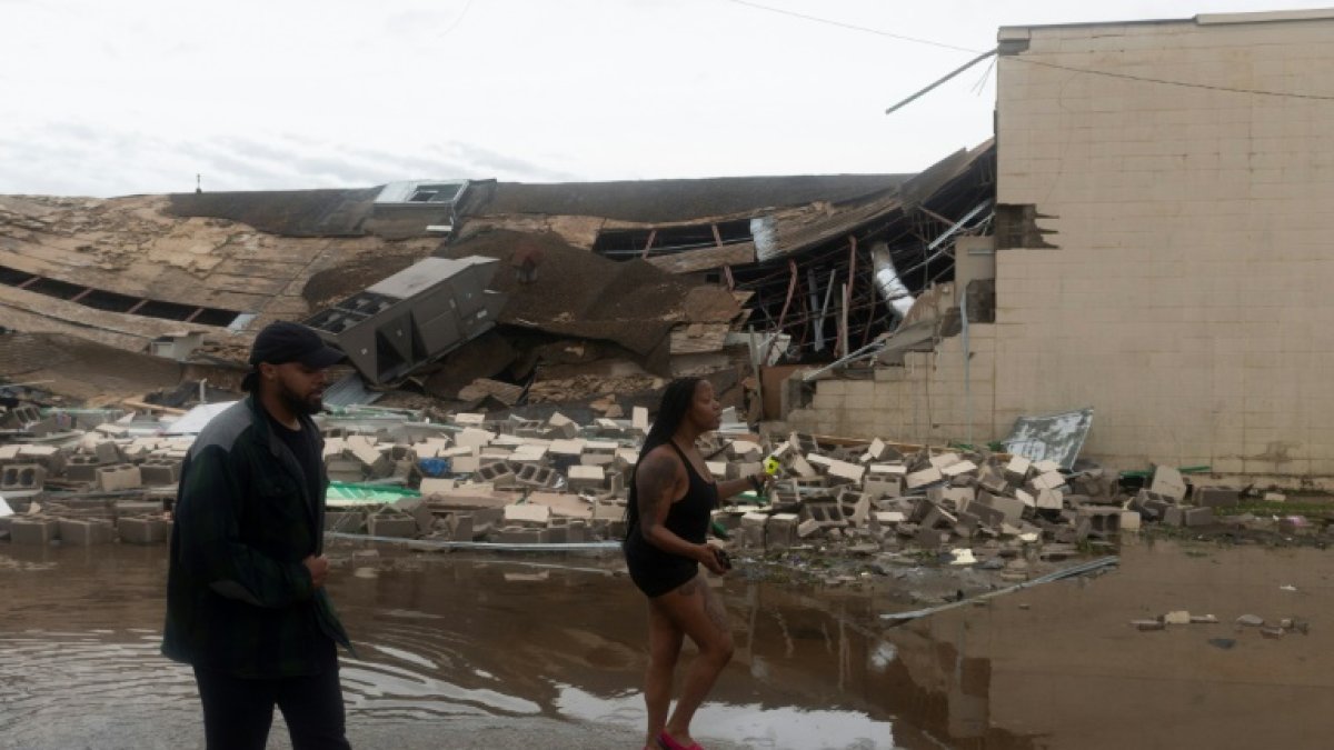 un edificio destruido en Lake Charles, Luisiana, tras el paso del huracán Laura
