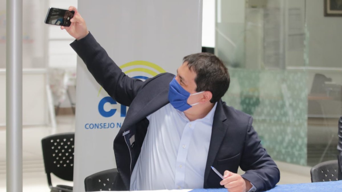 Andrés Arauz se hizo varios auto retratos durante el proceso de aceptación de la precandidatura.