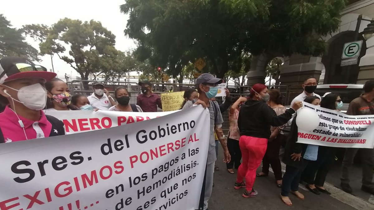 Manifiesto. La protesta se llevó a cabo hoy, en los exteriores de la Gobernación del Guayas.