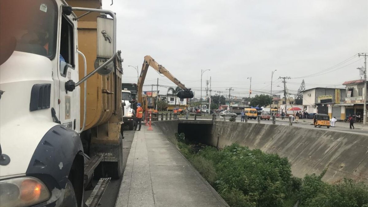 Maquinaria retira los materiales que obstruyen los canales.