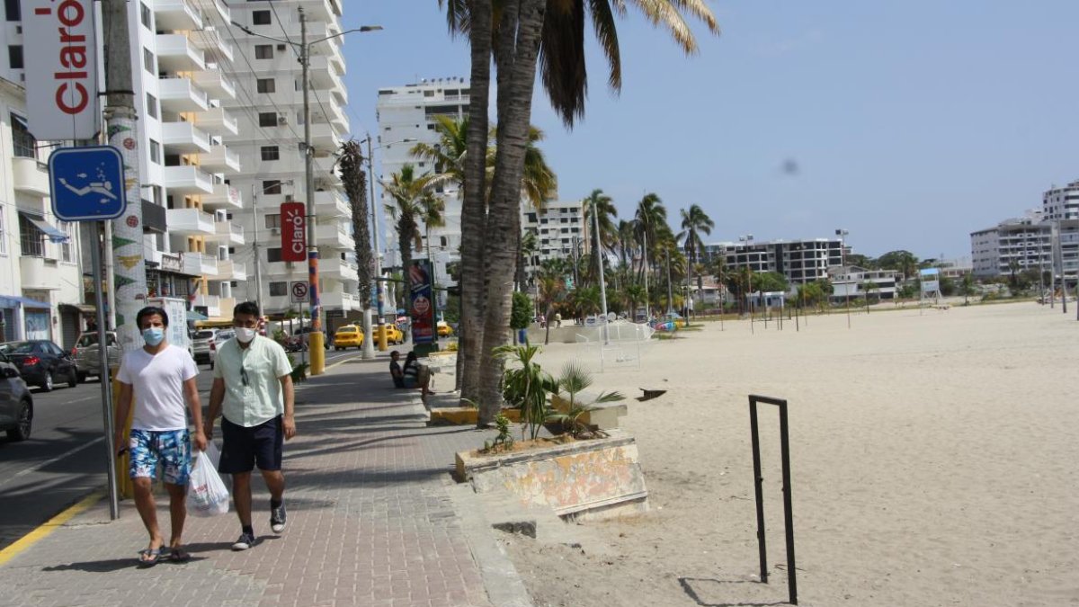 Dos drones vigilarán a los turistas, además de 150 agentes en los malecones de Salinas.
