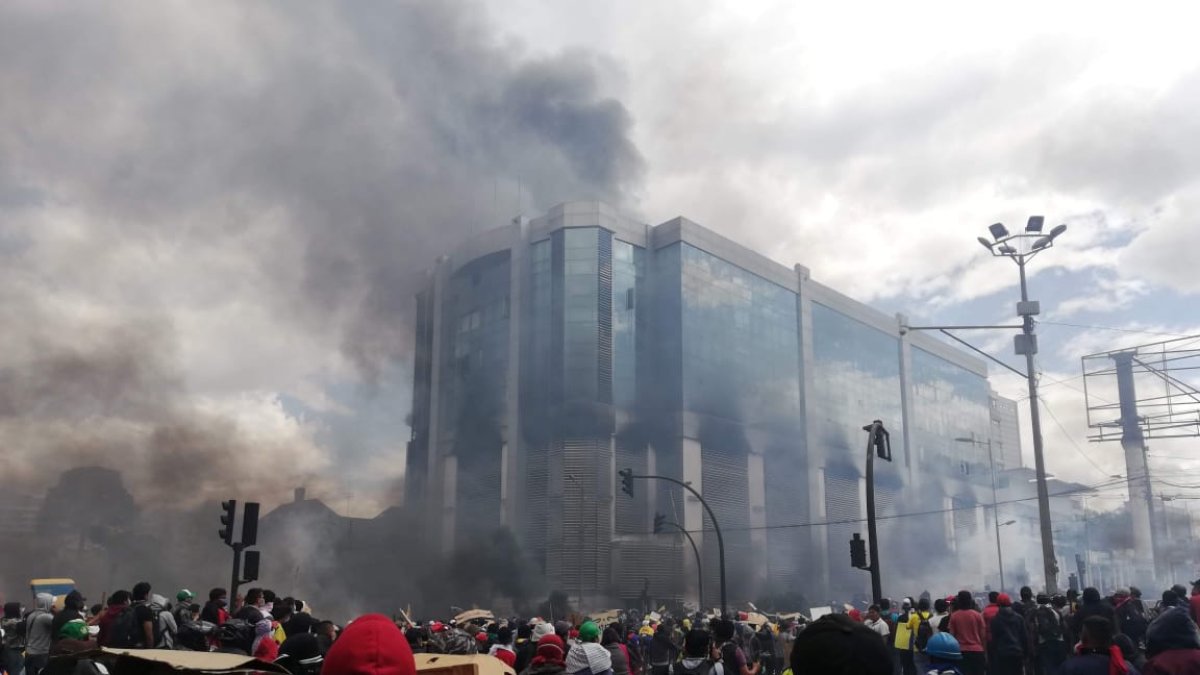 El edificio de la Contraloría fue quemado en las protestas de octubre