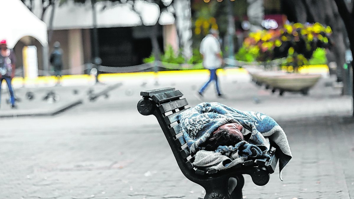 En la Plaza San Francisco es donde más se congregan los indigentes.