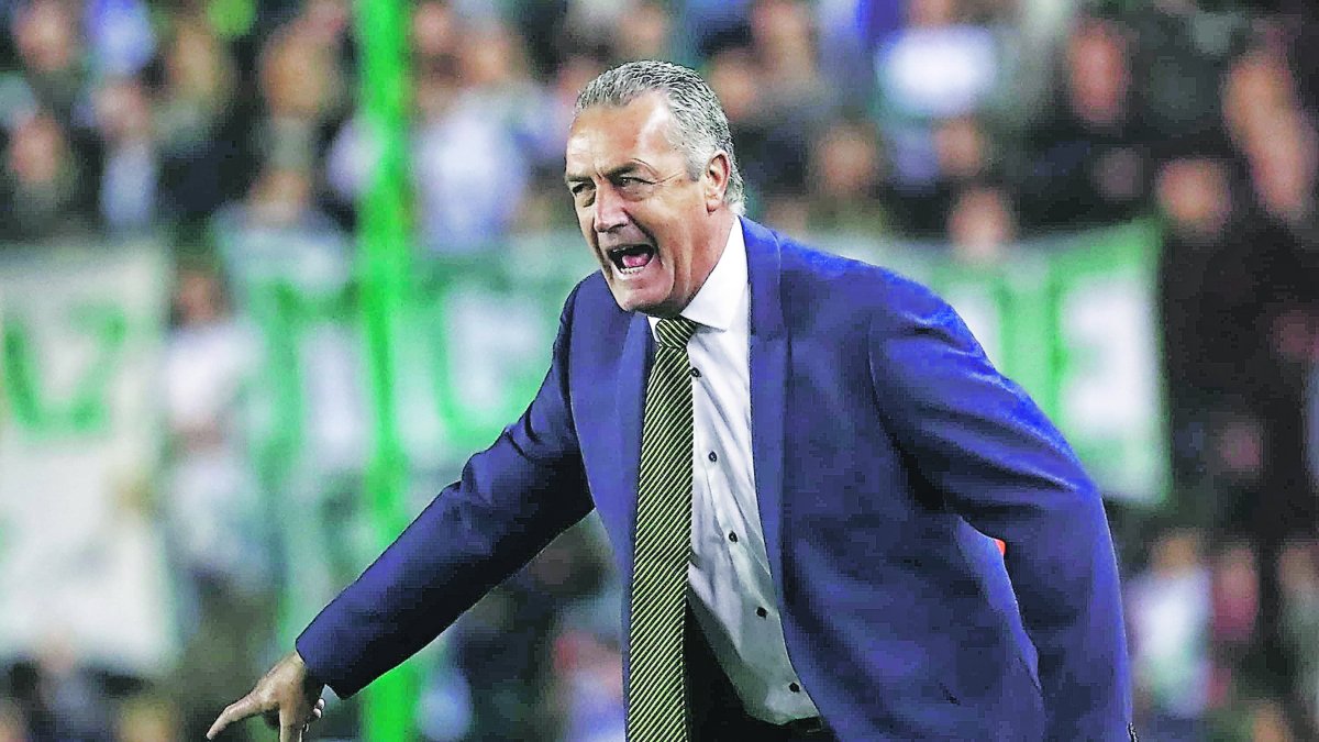 Gustavo Alfaro, técnico de la selección ecuatoriana, realizará su primera convocatoria para medir a Argentina y Uruguay.