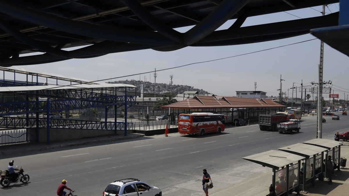 Sitio. En este paradero, ubicado frente a la terminal, los usuarios y trabajadores aledaños coinciden que ciertos buses dejan a los pasajeros.