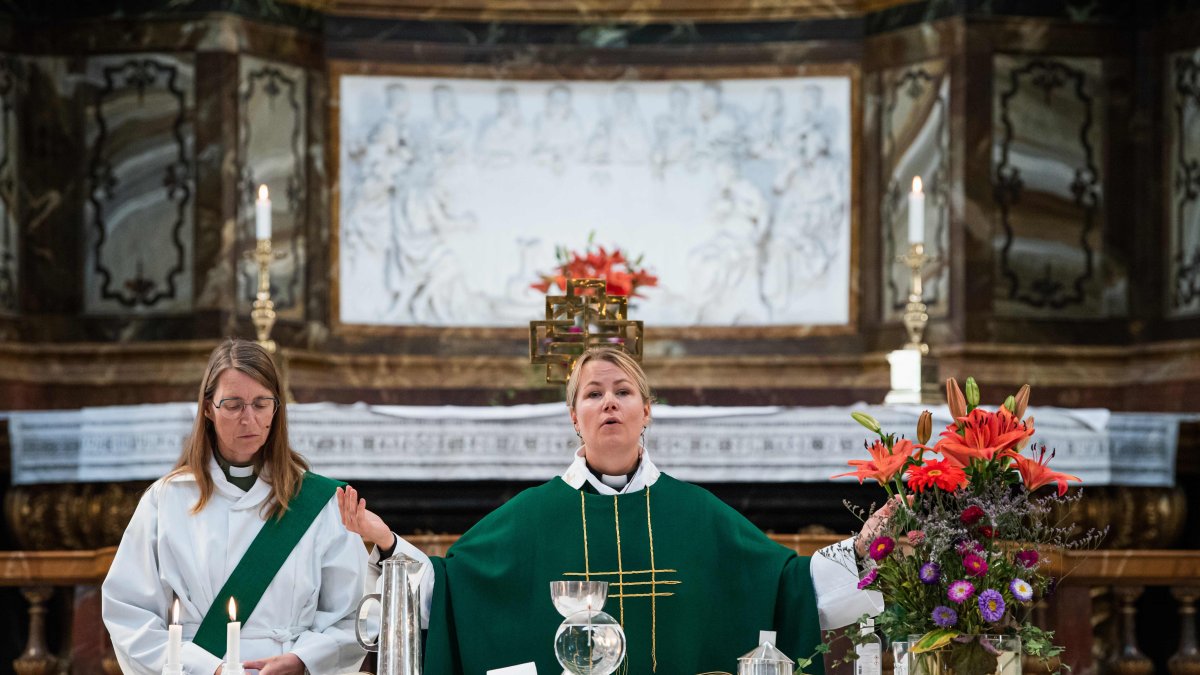 ESTOCOLMO. La sacerdote Sandra Signarsdotter (derecha) y la diácono Ingrid El Qortobi, ofrecen el servicio dominical en la iglesia Gustaf Vasa.