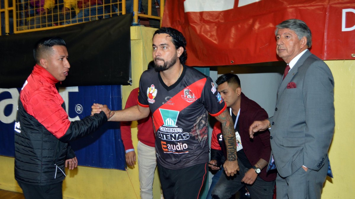 Iván Kaviedes fue suspendido un mes por agredir a un árbitro en la segunda división.