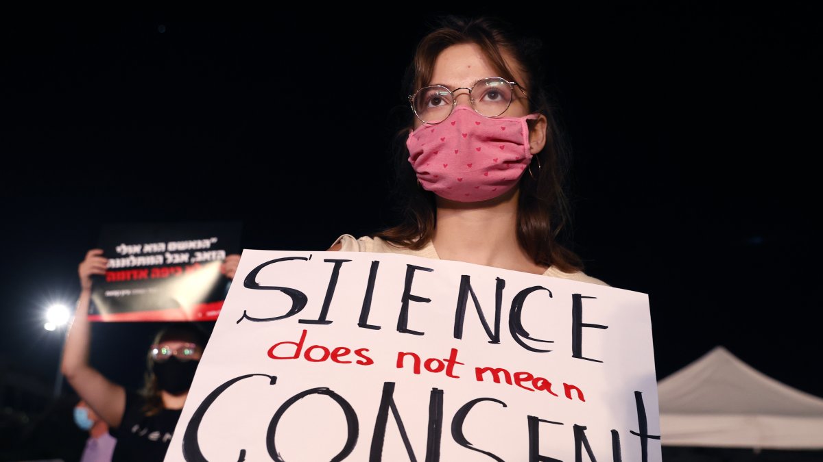 Una mujer israelí sostiene un cartel mientras participa en una manifestación en Tel Aviv el pasado 23 de agosto, para denunciar la violencia sexual contra las mujeres
