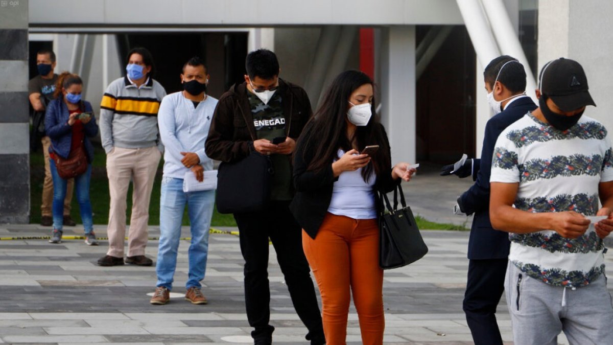 La línea de tendencia acumulada nacional de casos confirmados por fecha de inicio de síntomas permanece estable.