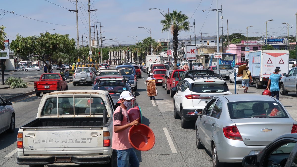 El tráfico en la avenida Francisco de Orellana es común. En los semáforos no solo los comerciantes ofrecen productos.