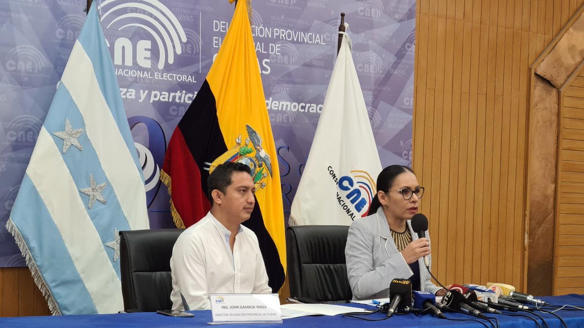 La presidenta del CNE junto al delegado electoral en Guayas, John Gamboa, en la rueda de prensa de hoy en la Delegación Provincial.