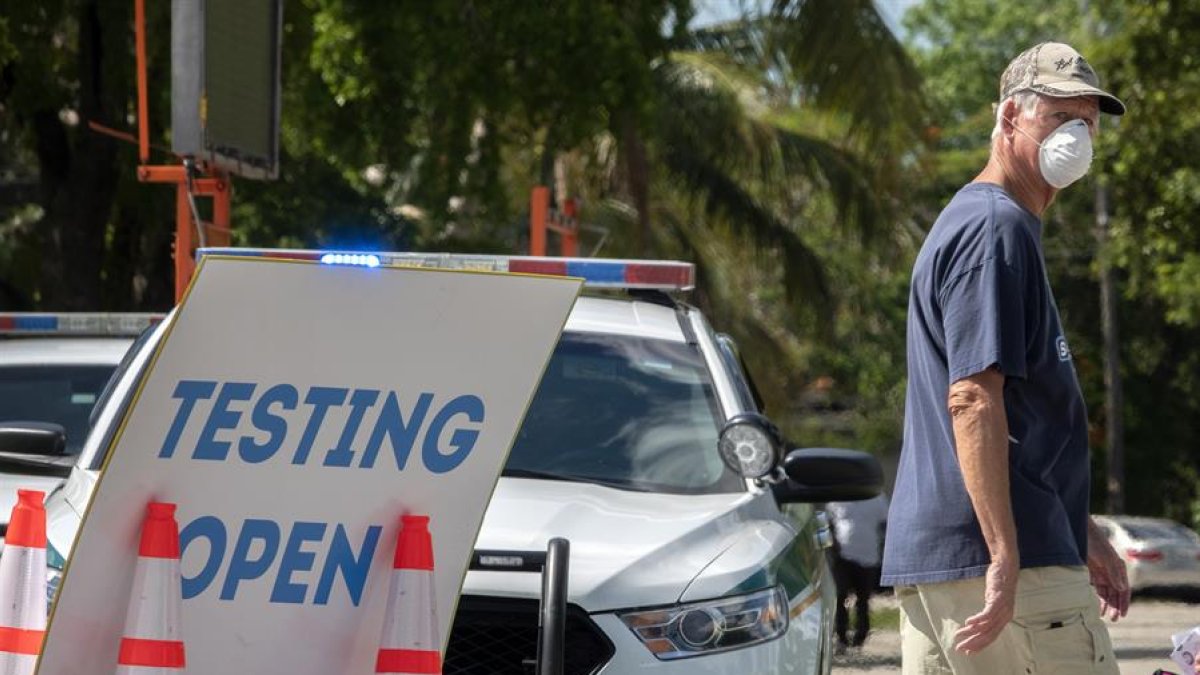 Una persona sale de un centro de pruebas de coronavirus en Miami, Florida, Estados Unidos.