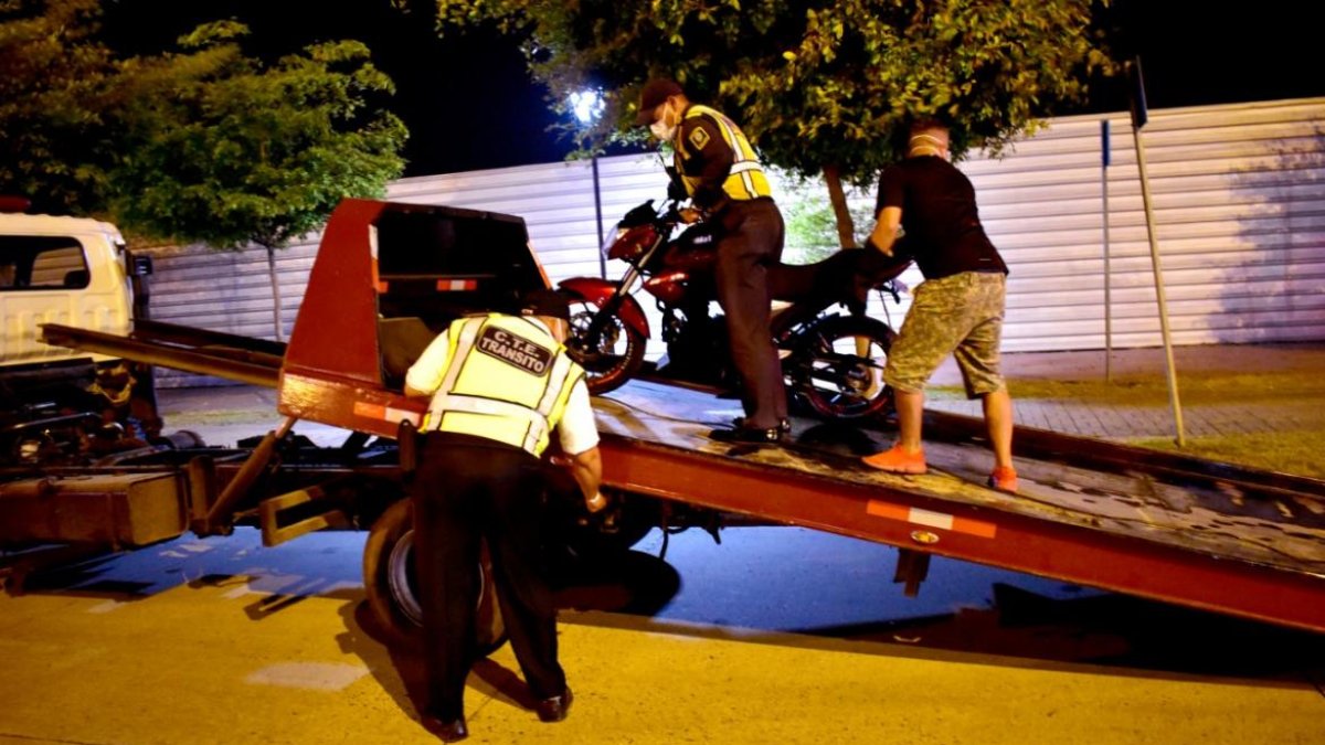 Veintidós personas recibieron citaciones por participar en carreras clandestinas en Samborondón.