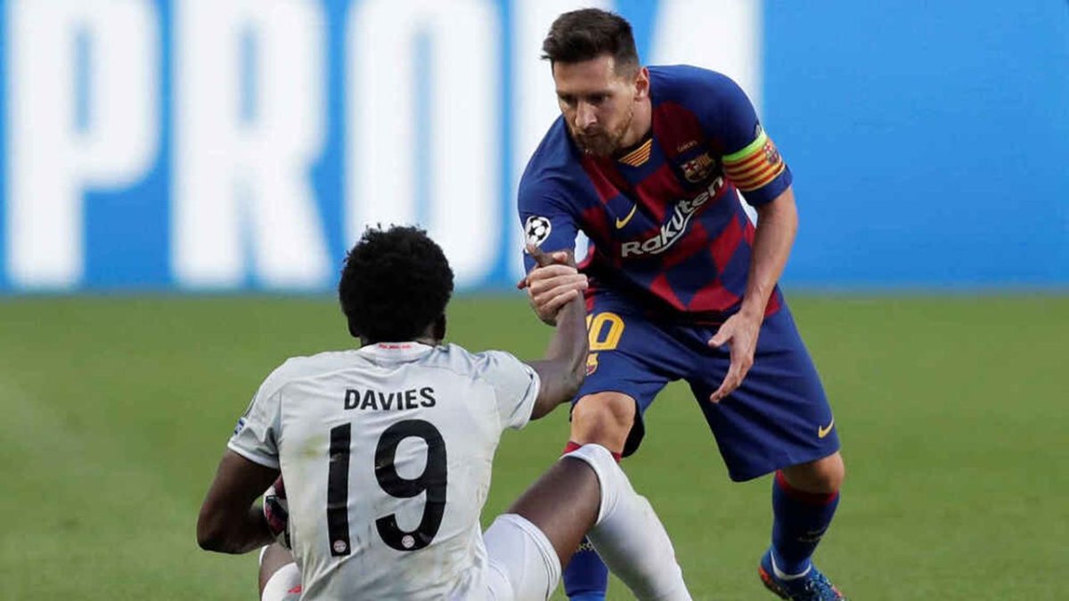 Lionel Messi (d) y Alphonso Davies (i) forman parte del equipo del año de la Champions League.
