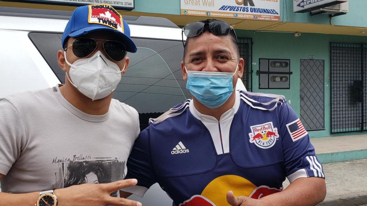 Jefferson Montero (i), futbolista ecuatoriano que milita en el fútbol inglés, está de paso por Guayaquil.