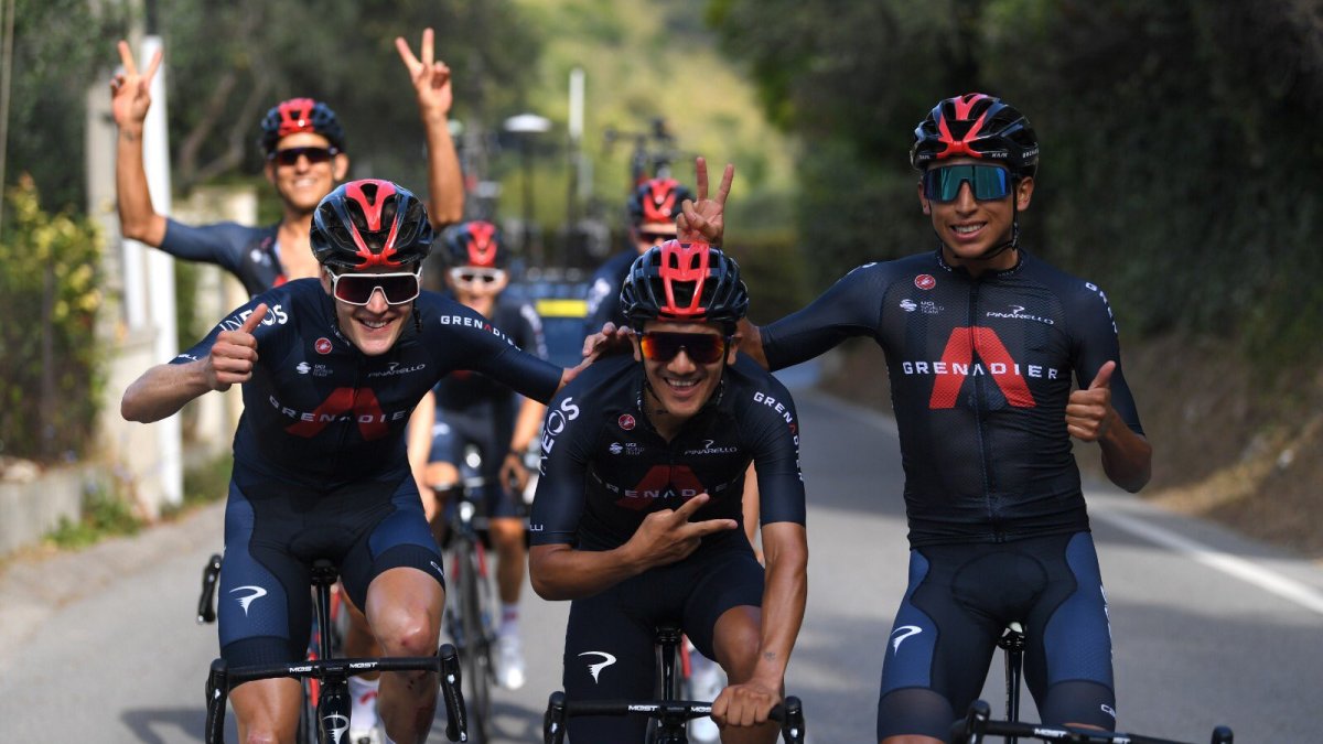 Richard Carapaz (c), del Ineos Grenadier, es uno de los favoritos para ganar el Tour de Francia.