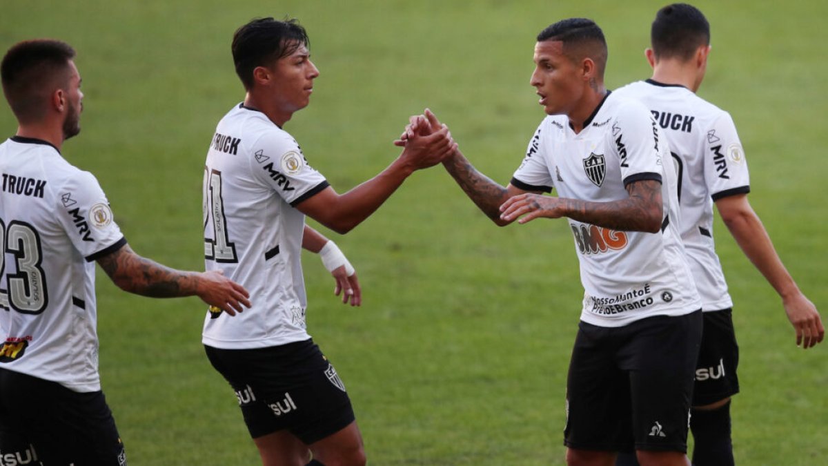 Alan Franco (i), volante del Atlético Mineiro, se prepara con el afán de ganar un título en suelo brasileño.