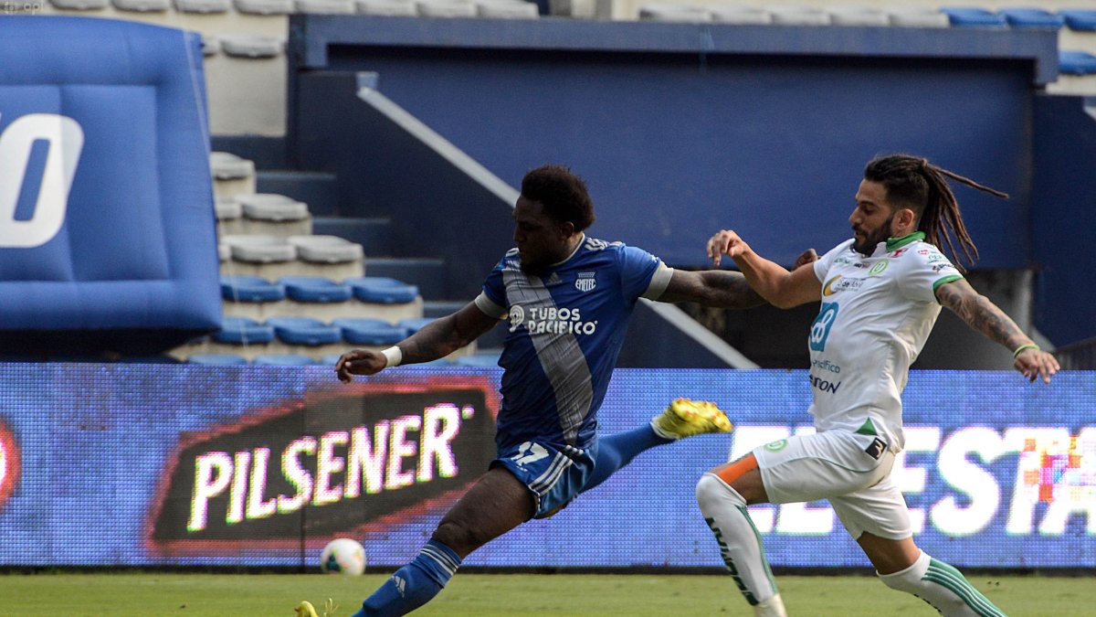 Roberto Ordóñez (i) es el delantero más importante que tiene Emelec en esta temporada.