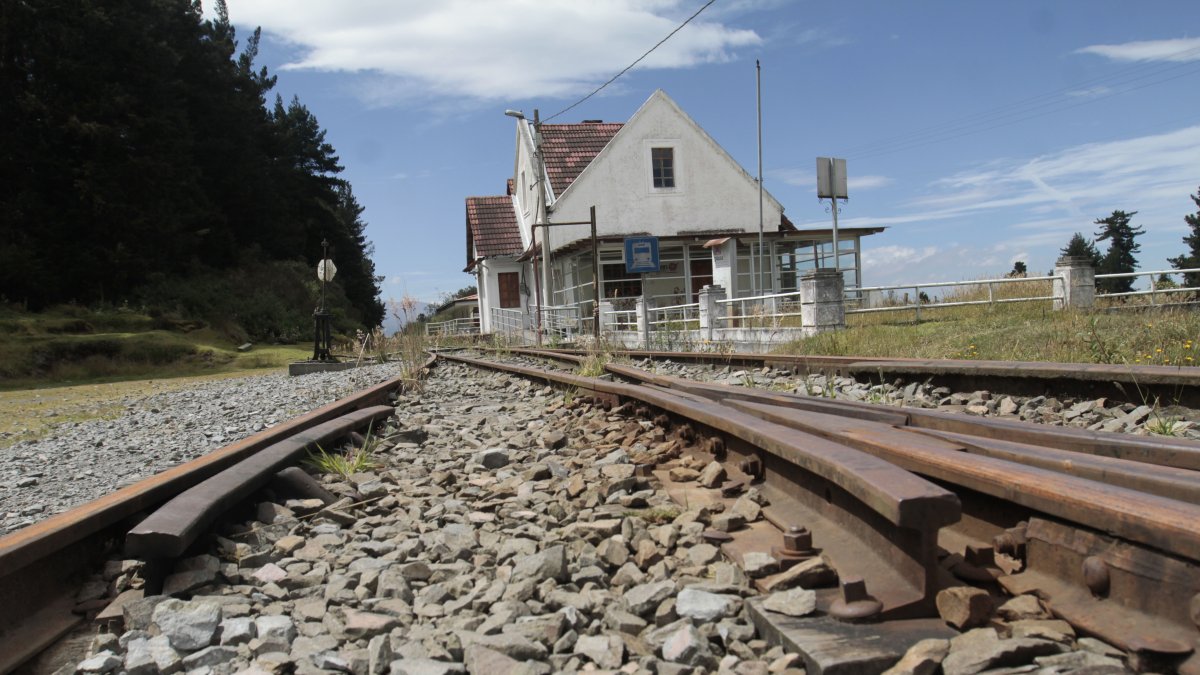 Las estaciones en Machachi y El Boliche lucen desiertas. Aun no se sabe que sucederá con la infraestructura.
