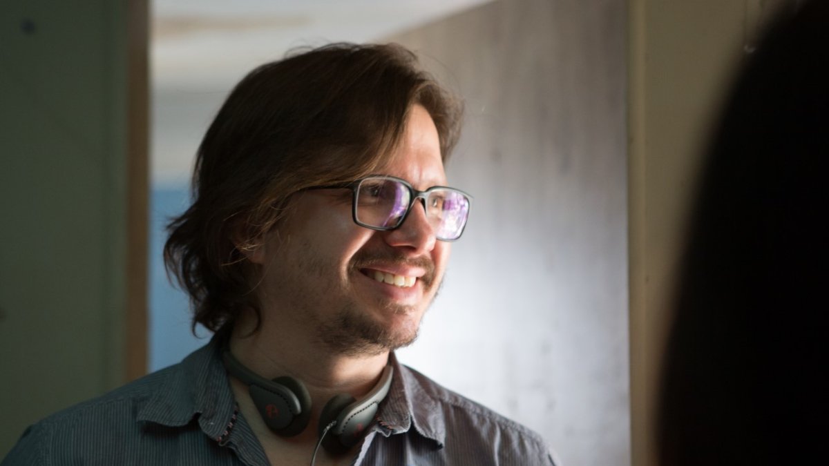 Santiago estudió en el American Film Institute de  Hollywood.