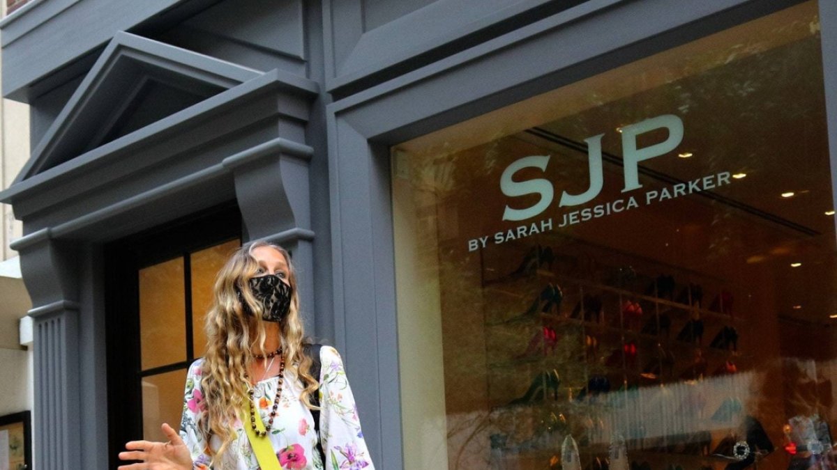 La actriz de ' Sexo en la ciudad' camina fuera de su tienda de zapatos en Nueva York